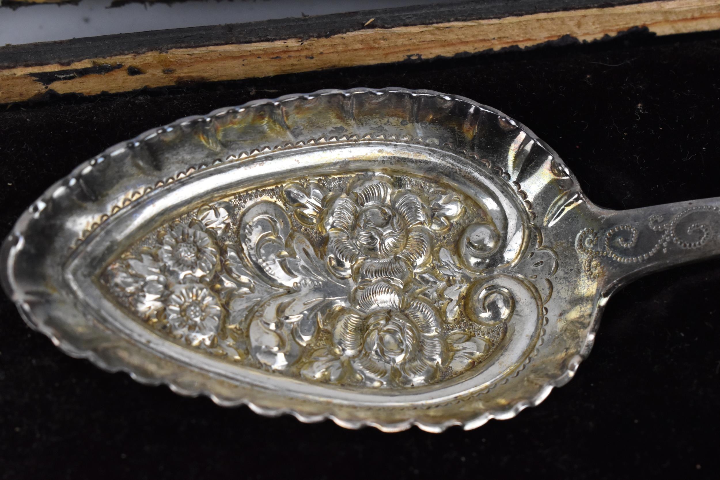 A pair of cased Victorian silver large berry spoons by Patrick Leonard, Sheffield 1838, 157 grams, - Image 6 of 9