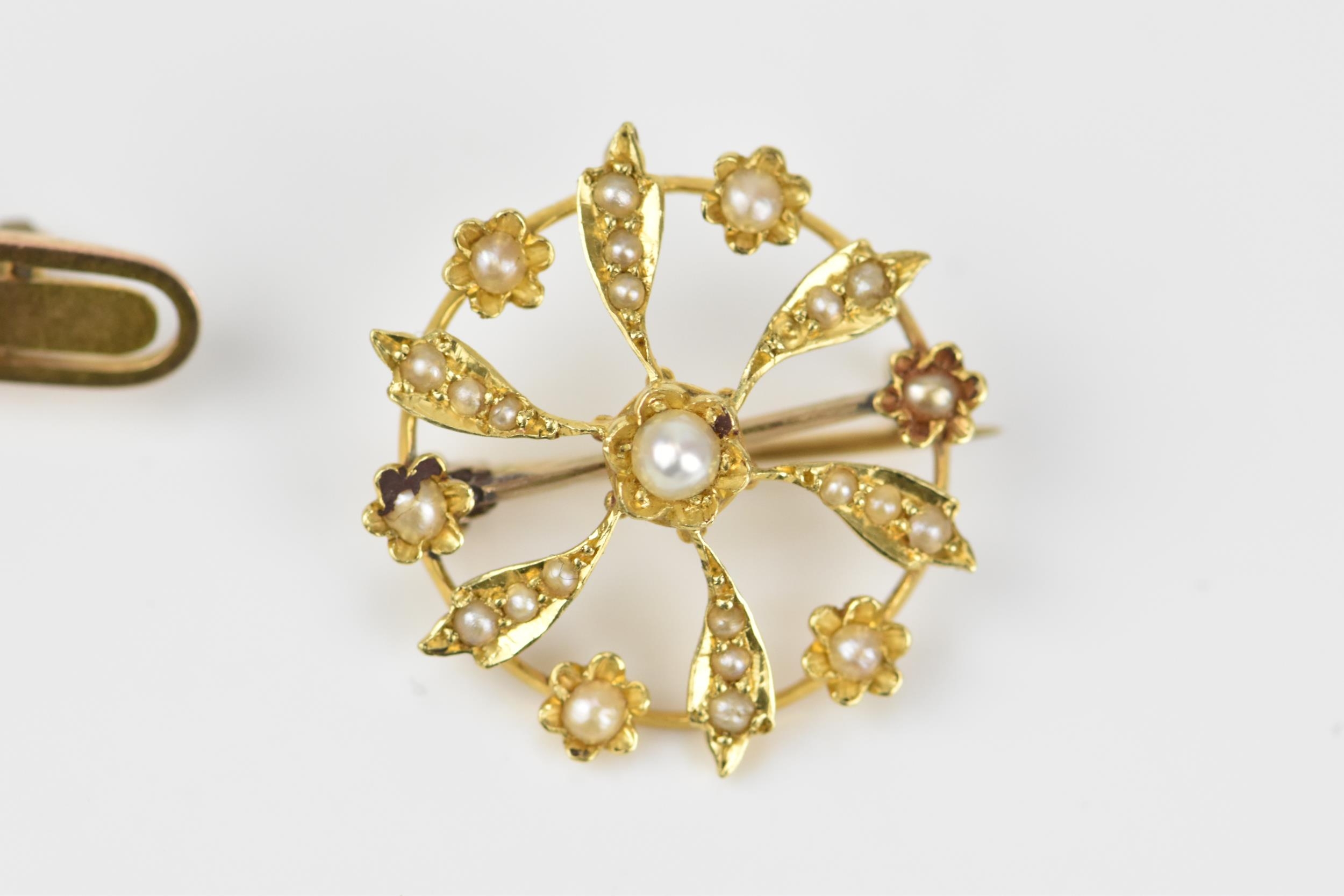 An Edwardian 18ct yellow gold and seed pearl brooch, of circular form with foliage and flowers - Image 2 of 5