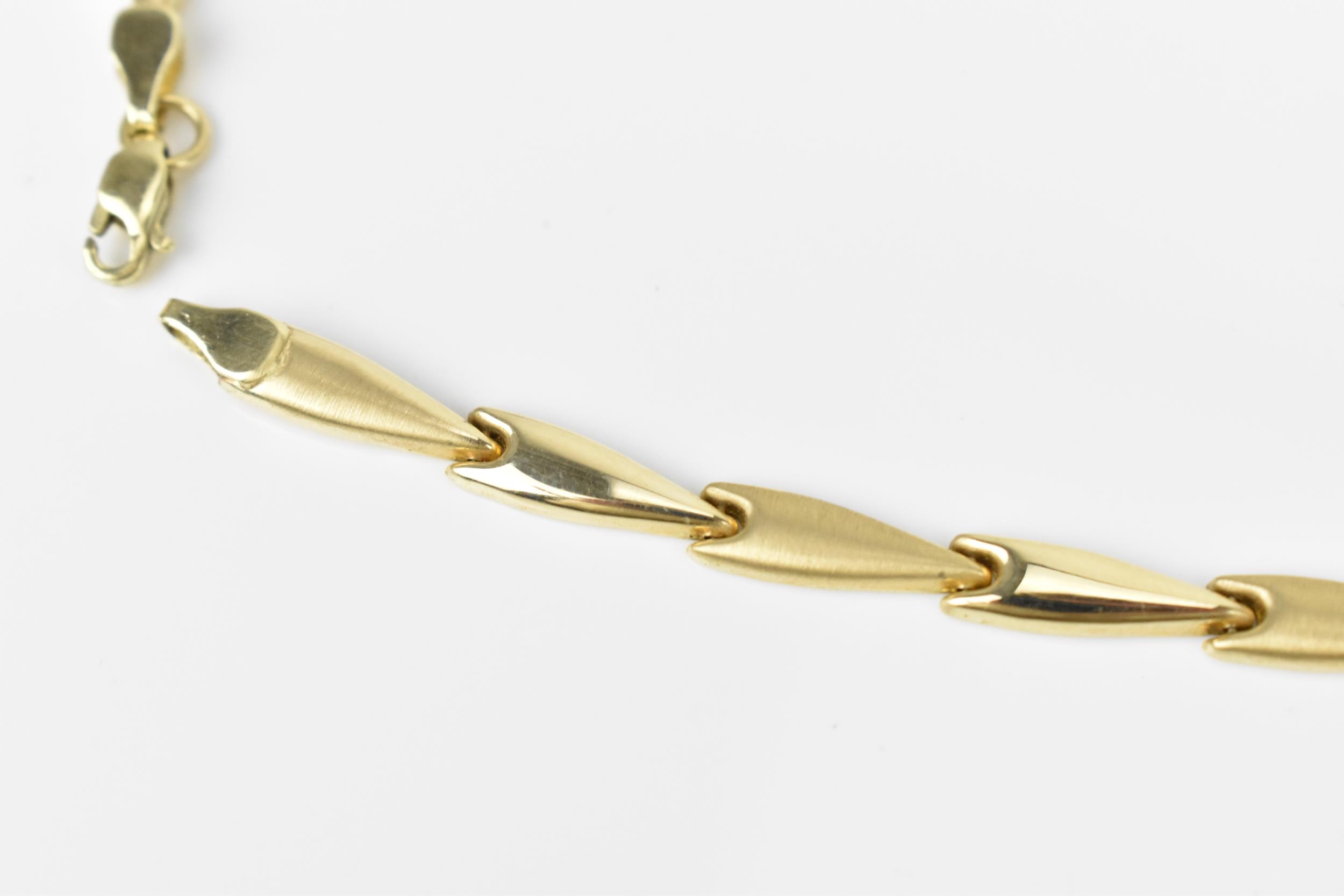 A 14ct yellow gold matching necklace and bracelet, with arrow style links alternating in satin and - Image 3 of 4