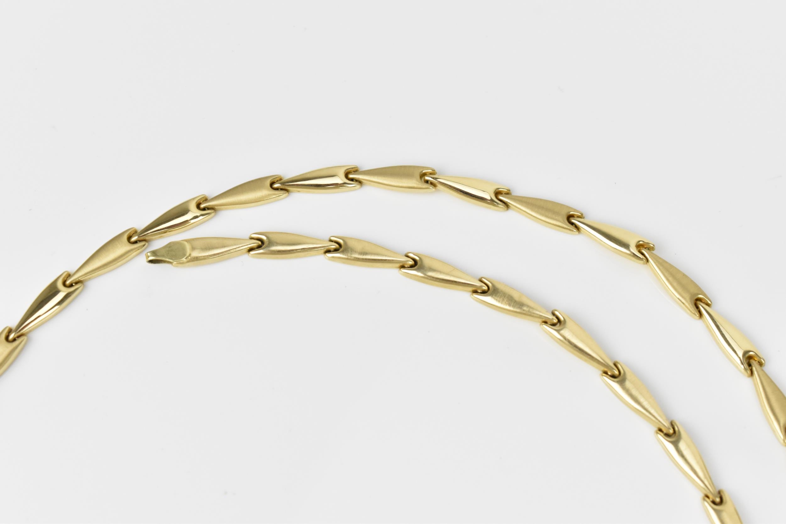 A 14ct yellow gold matching necklace and bracelet, with arrow style links alternating in satin and - Image 2 of 4