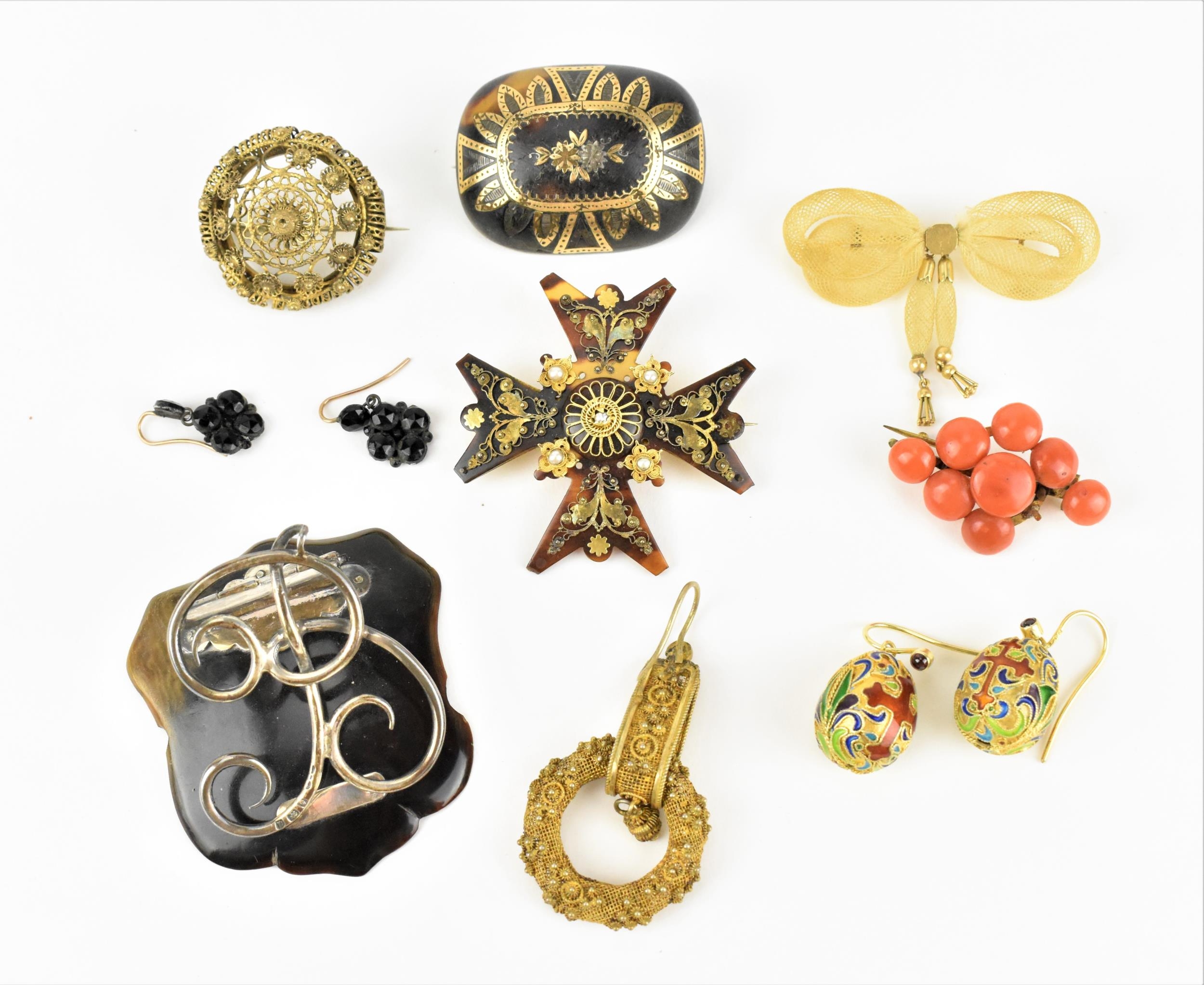 A small collection of Victorian brooches, to include a tortoiseshell and filigree metal Huguenot