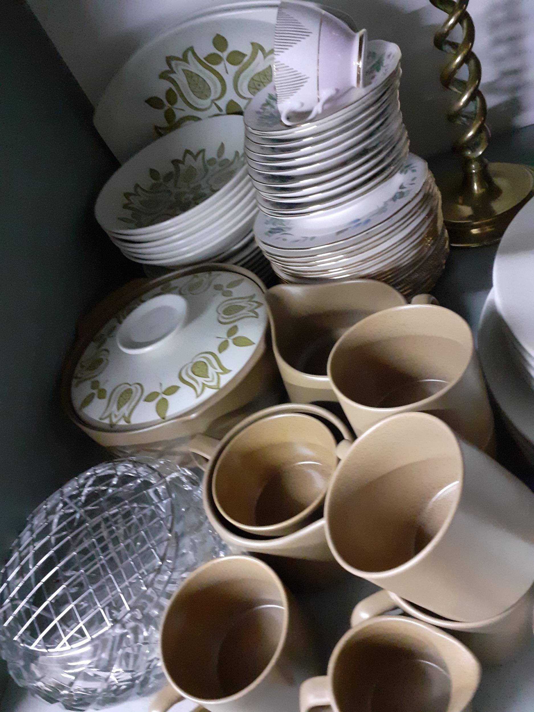 A large mixed lot to include decorative and collectors plates, and a vintage Hughes baby weighing - Image 4 of 4