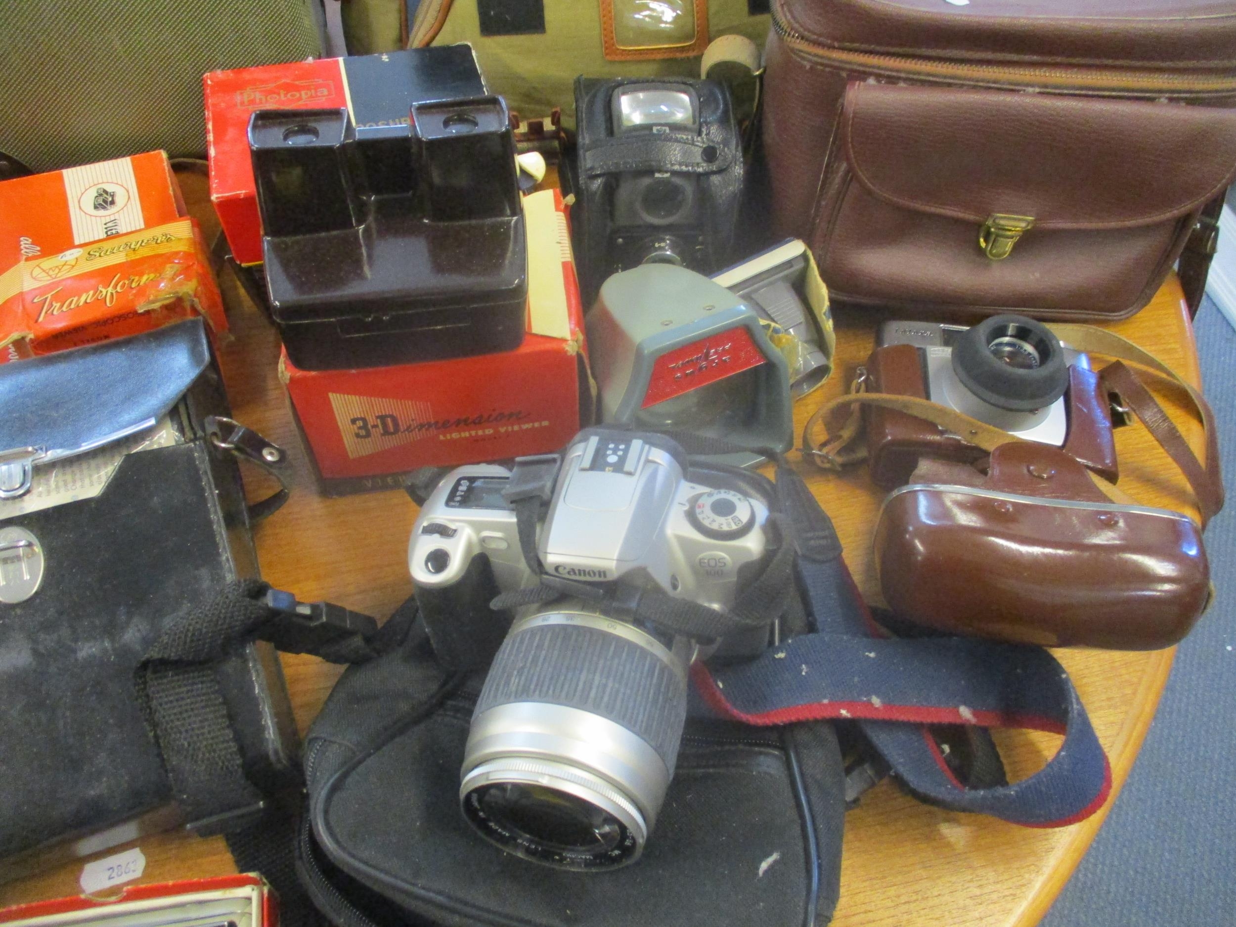 A mixed lot of film cameras and accessories, 3-D Viewmaster, projectors, and other items to - Image 3 of 4