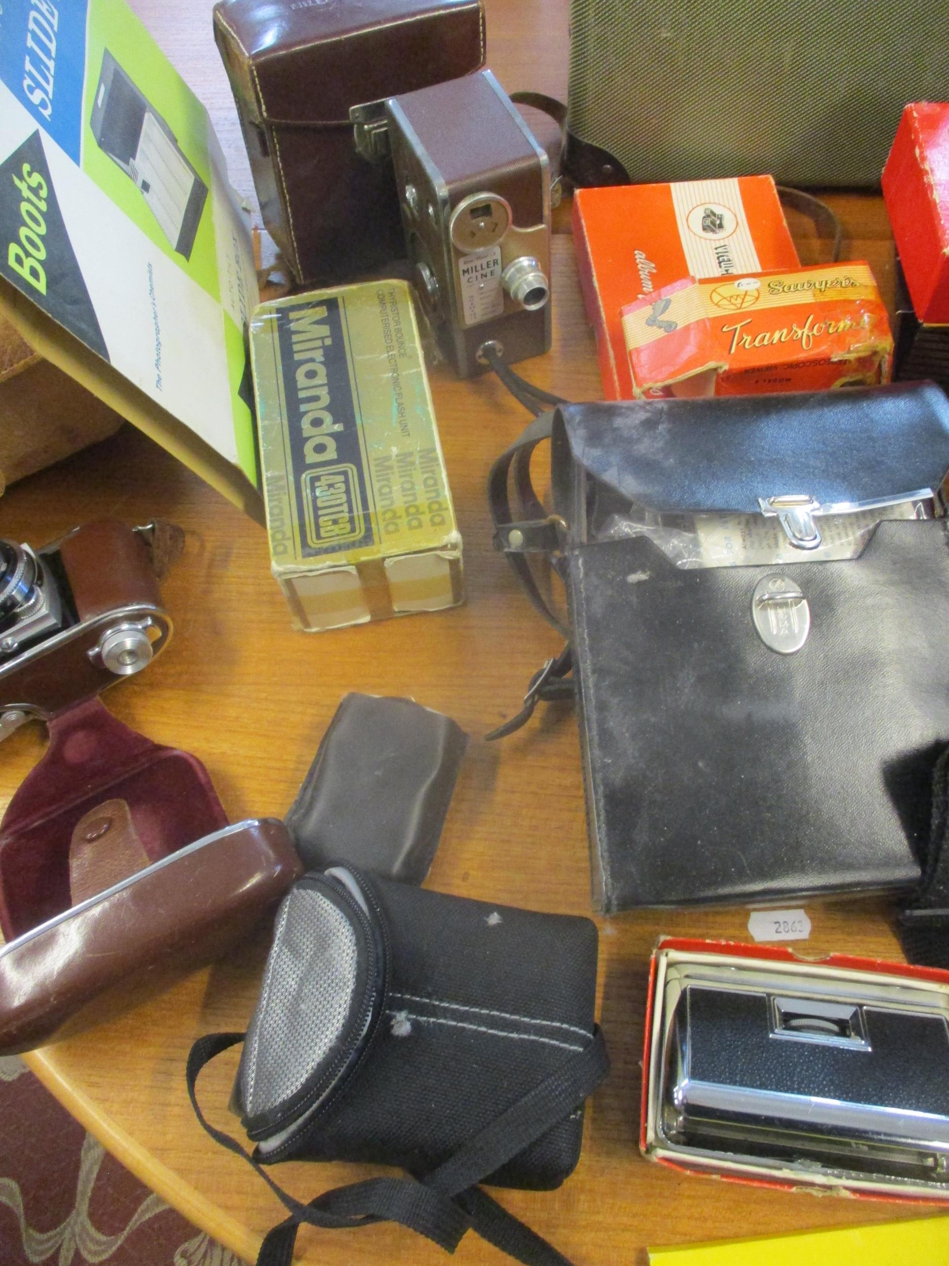 A mixed lot of film cameras and accessories, 3-D Viewmaster, projectors, and other items to - Image 4 of 4