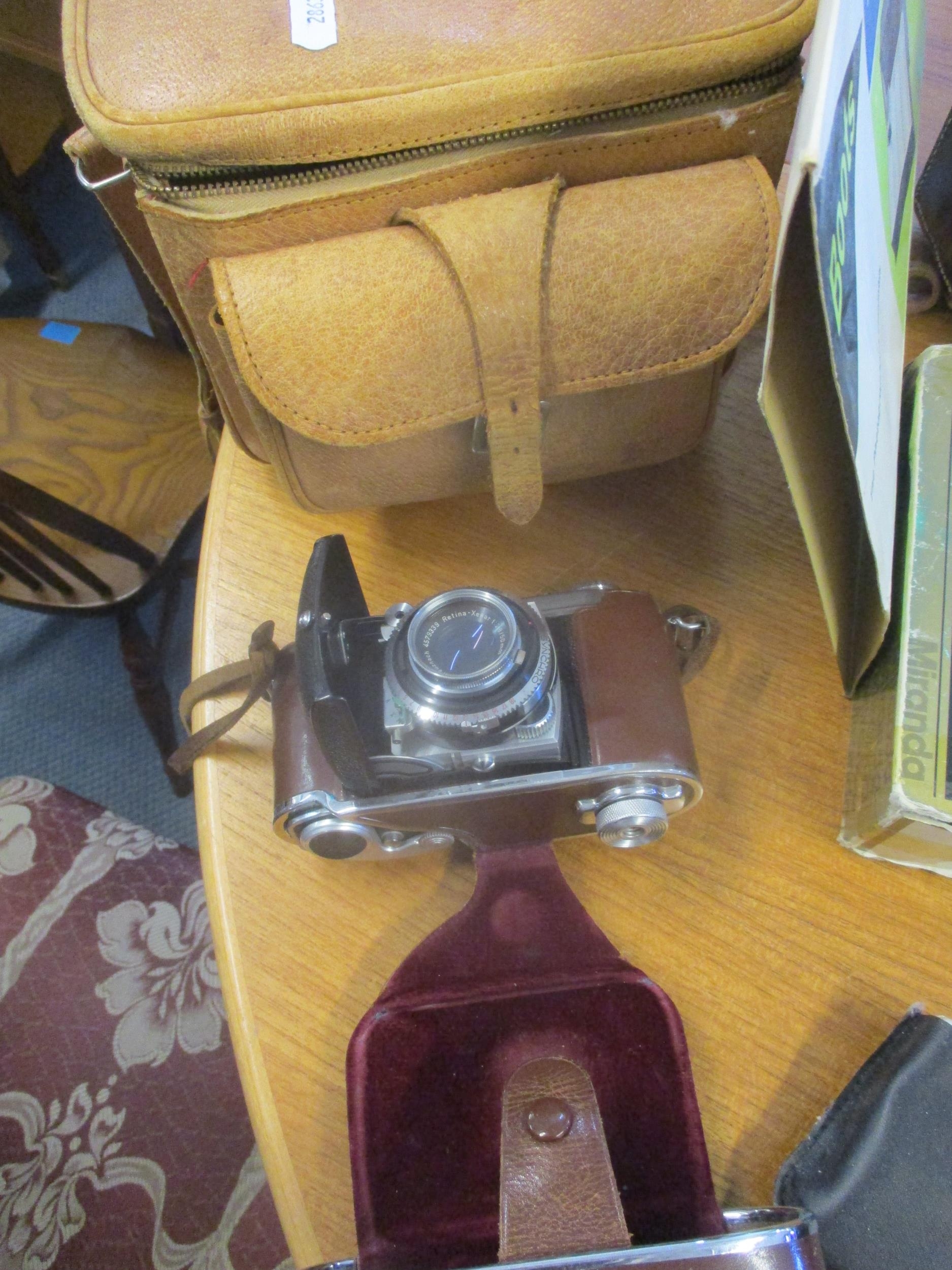 A mixed lot of film cameras and accessories, 3-D Viewmaster, projectors, and other items to - Image 2 of 4