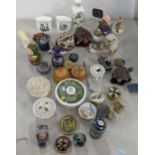 A mixed lot to include a Royal Crown Derby paperweight moulded as a frog, Wedgwood Wild
