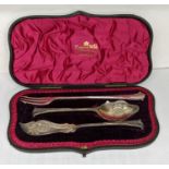 A silver serving set with a pickle fork, .93g Location: