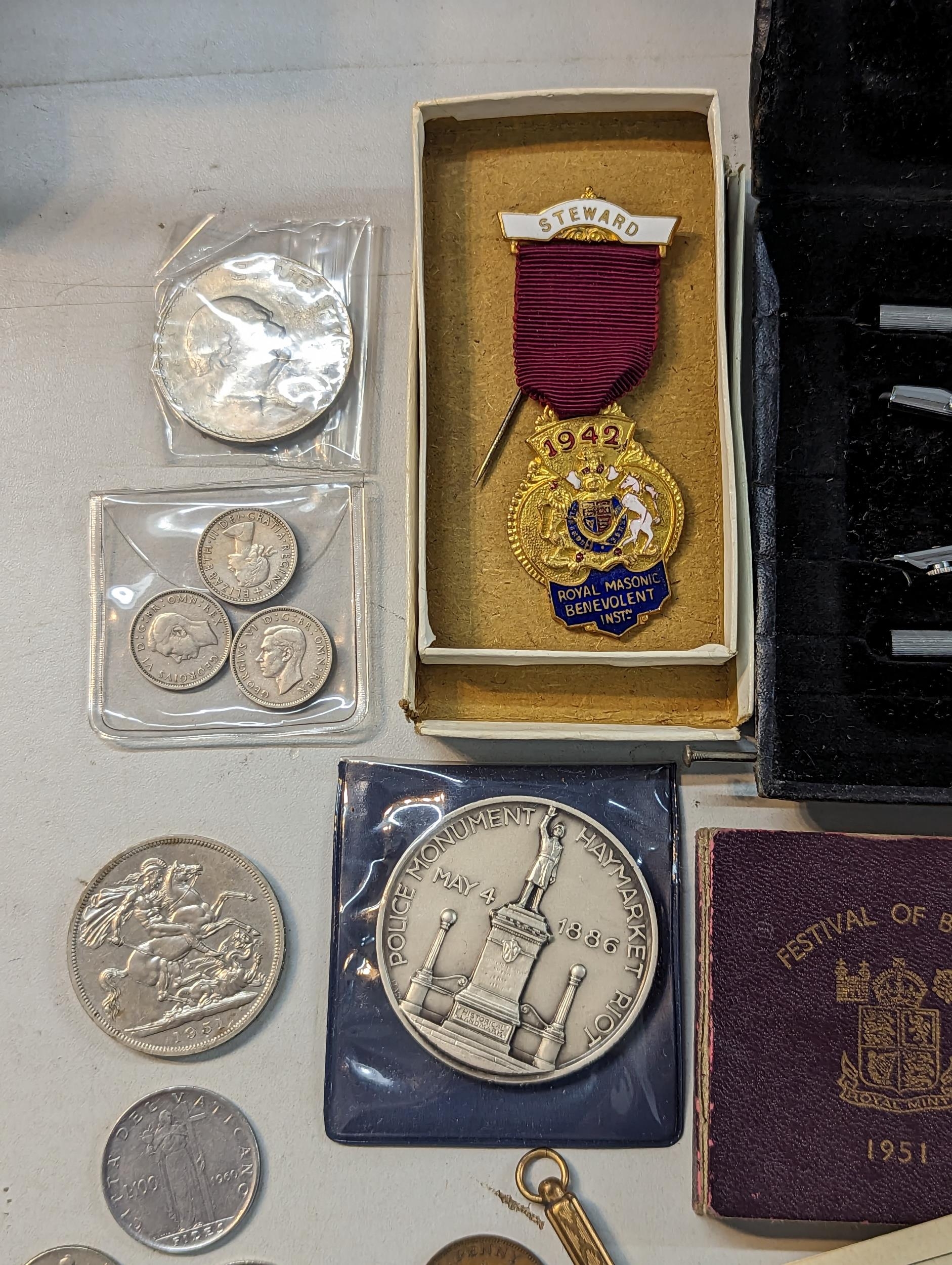 A mixed lot of collectables to include Victorian and later coinage, a 1887 half crown and later - Image 3 of 14