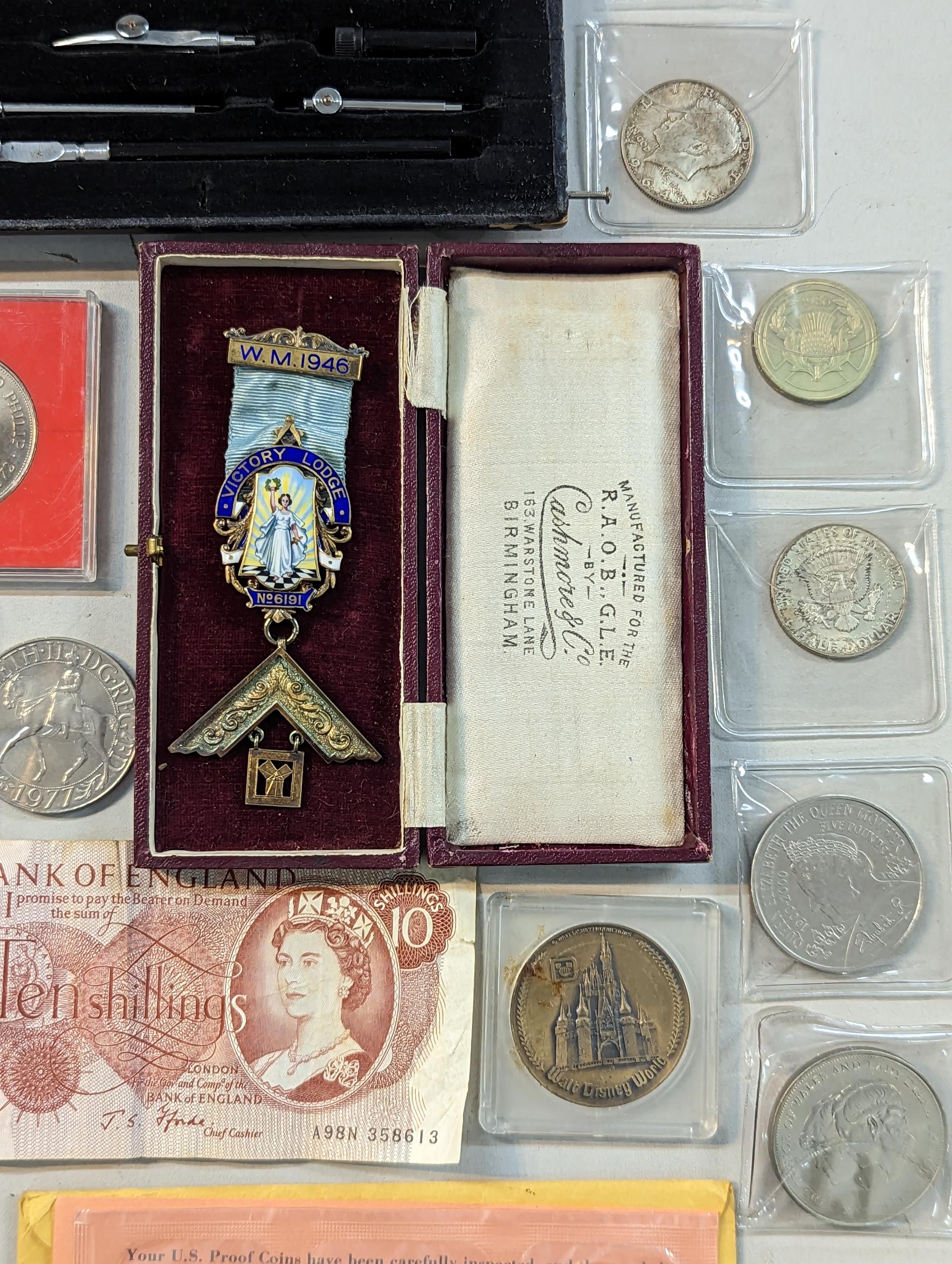 A mixed lot of collectables to include Victorian and later coinage, a 1887 half crown and later - Image 9 of 14