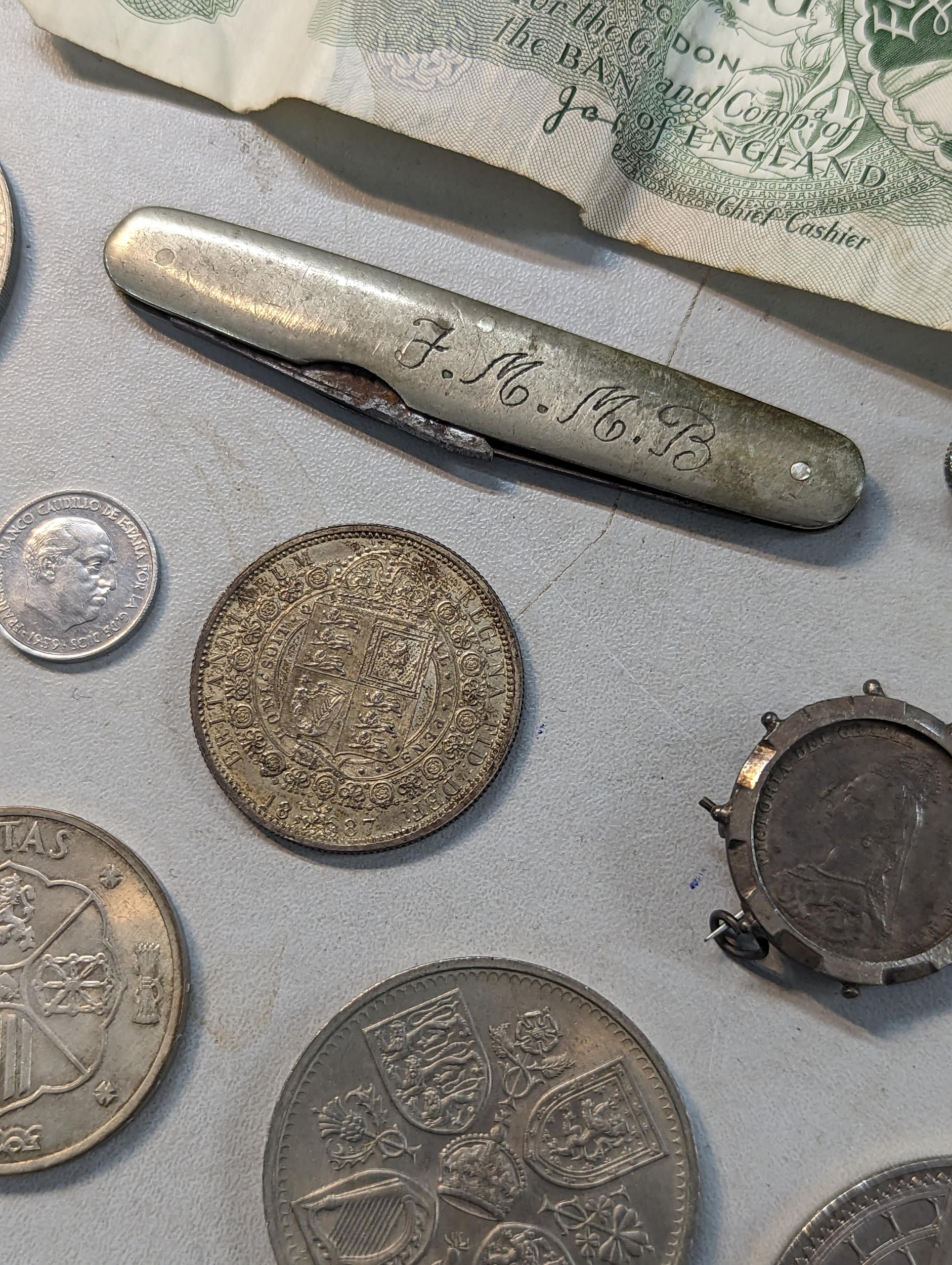 A mixed lot of collectables to include Victorian and later coinage, a 1887 half crown and later - Image 14 of 14