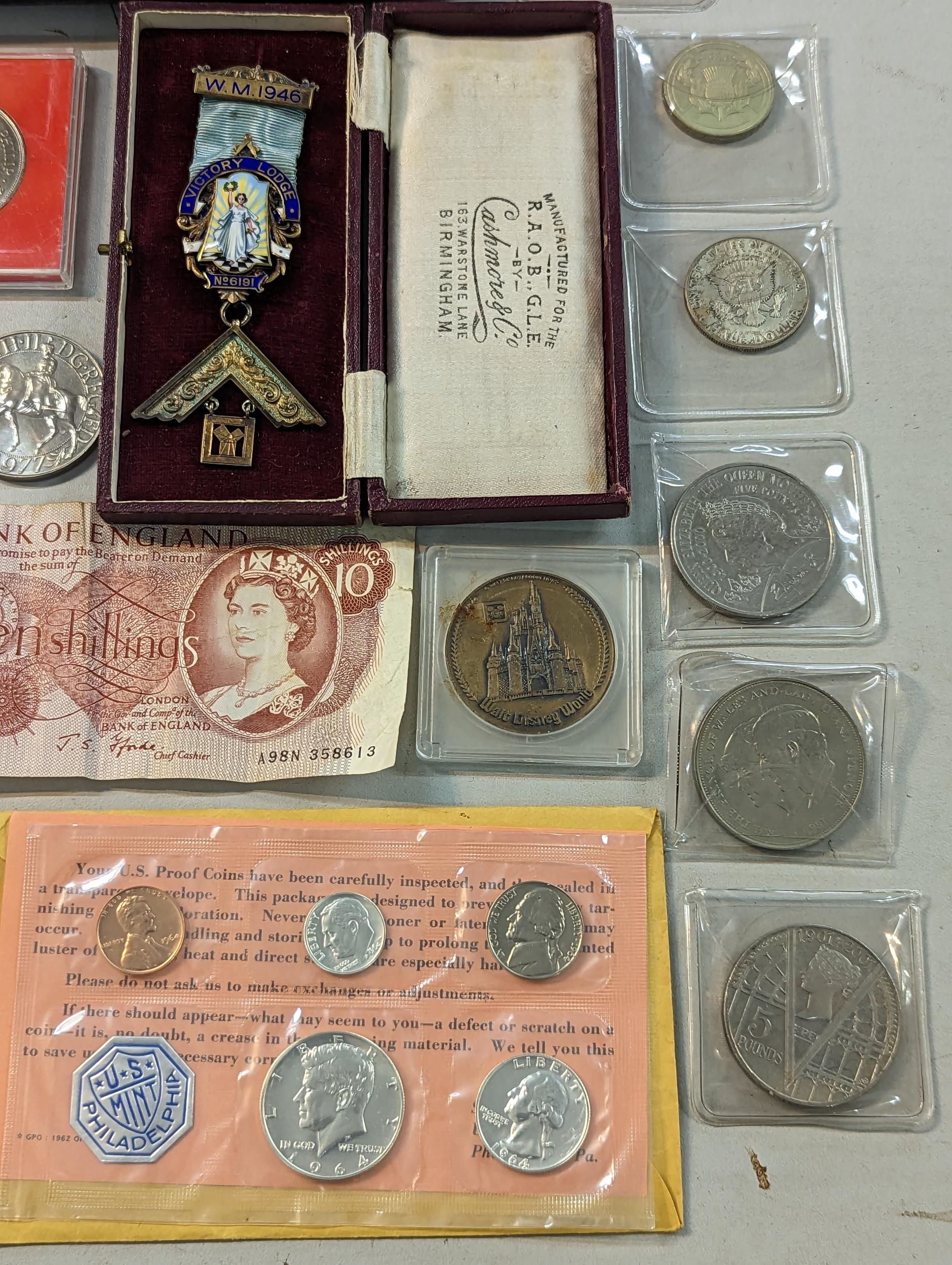 A mixed lot of collectables to include Victorian and later coinage, a 1887 half crown and later - Image 8 of 14