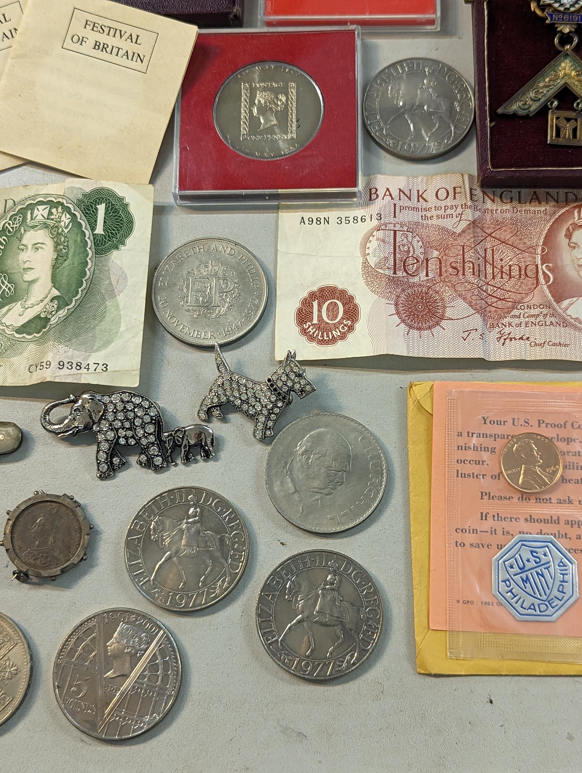 A mixed lot of collectables to include Victorian and later coinage, a 1887 half crown and later - Image 7 of 14