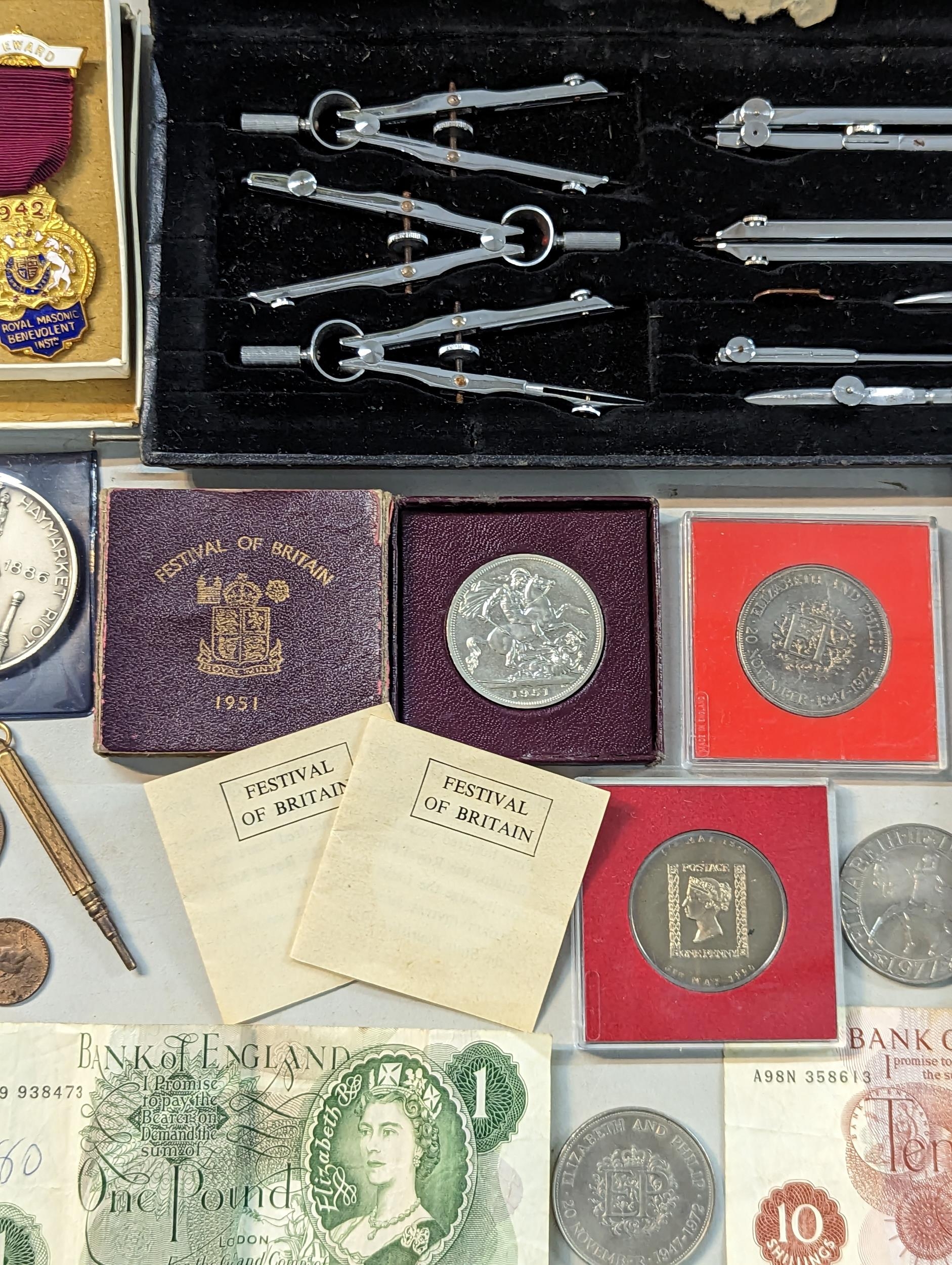 A mixed lot of collectables to include Victorian and later coinage, a 1887 half crown and later - Image 12 of 14
