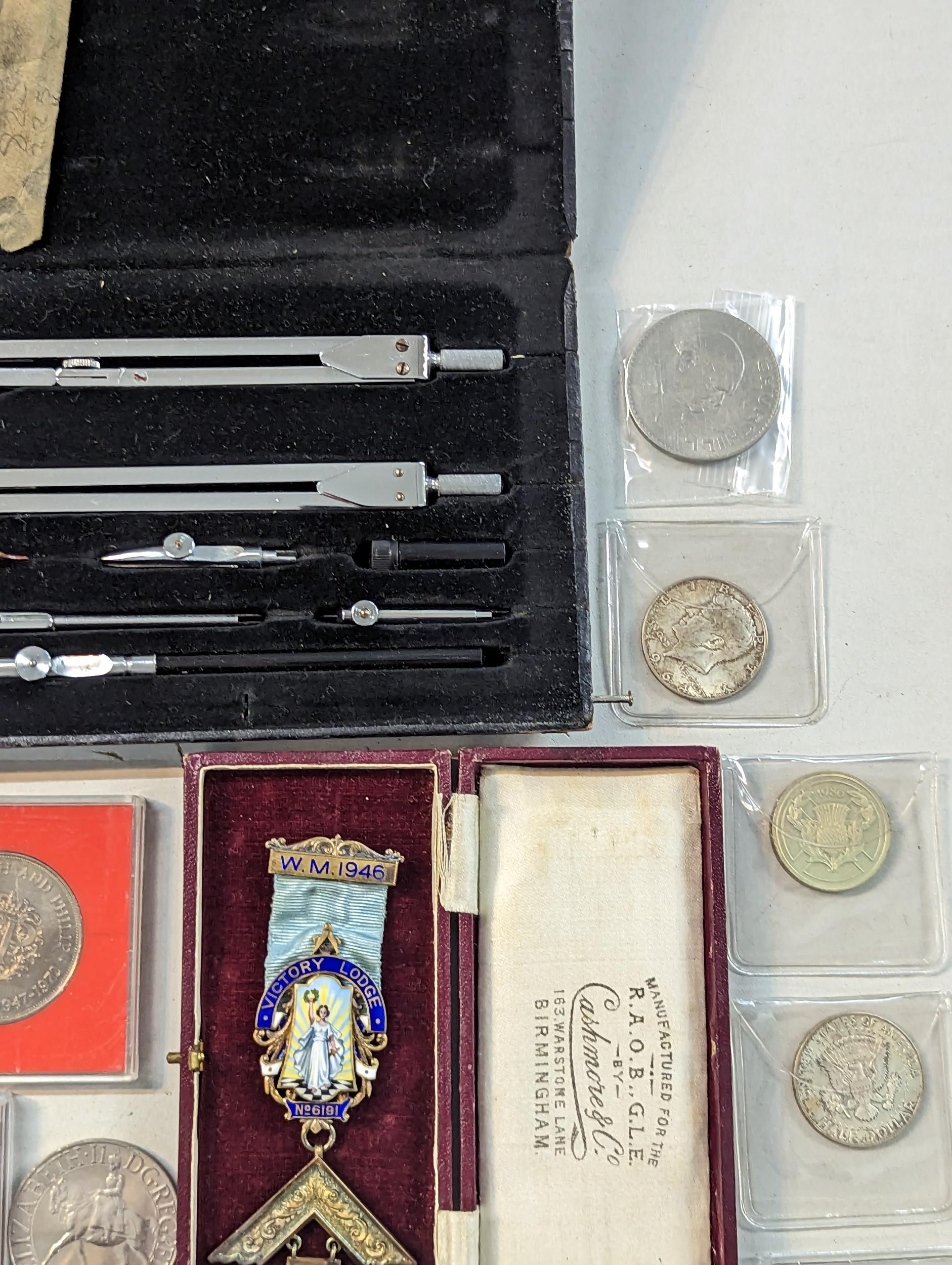 A mixed lot of collectables to include Victorian and later coinage, a 1887 half crown and later - Image 10 of 14