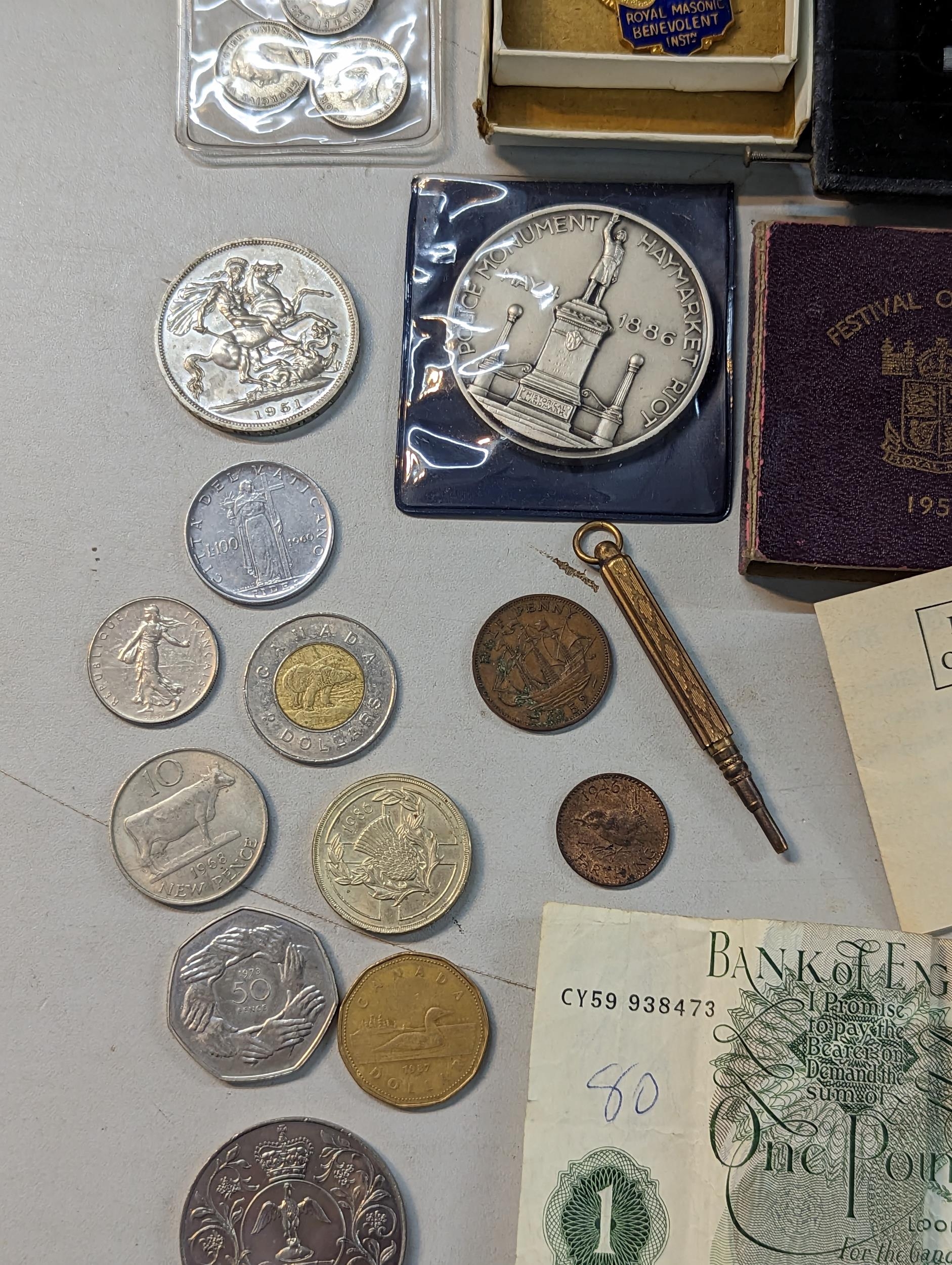 A mixed lot of collectables to include Victorian and later coinage, a 1887 half crown and later - Image 4 of 14