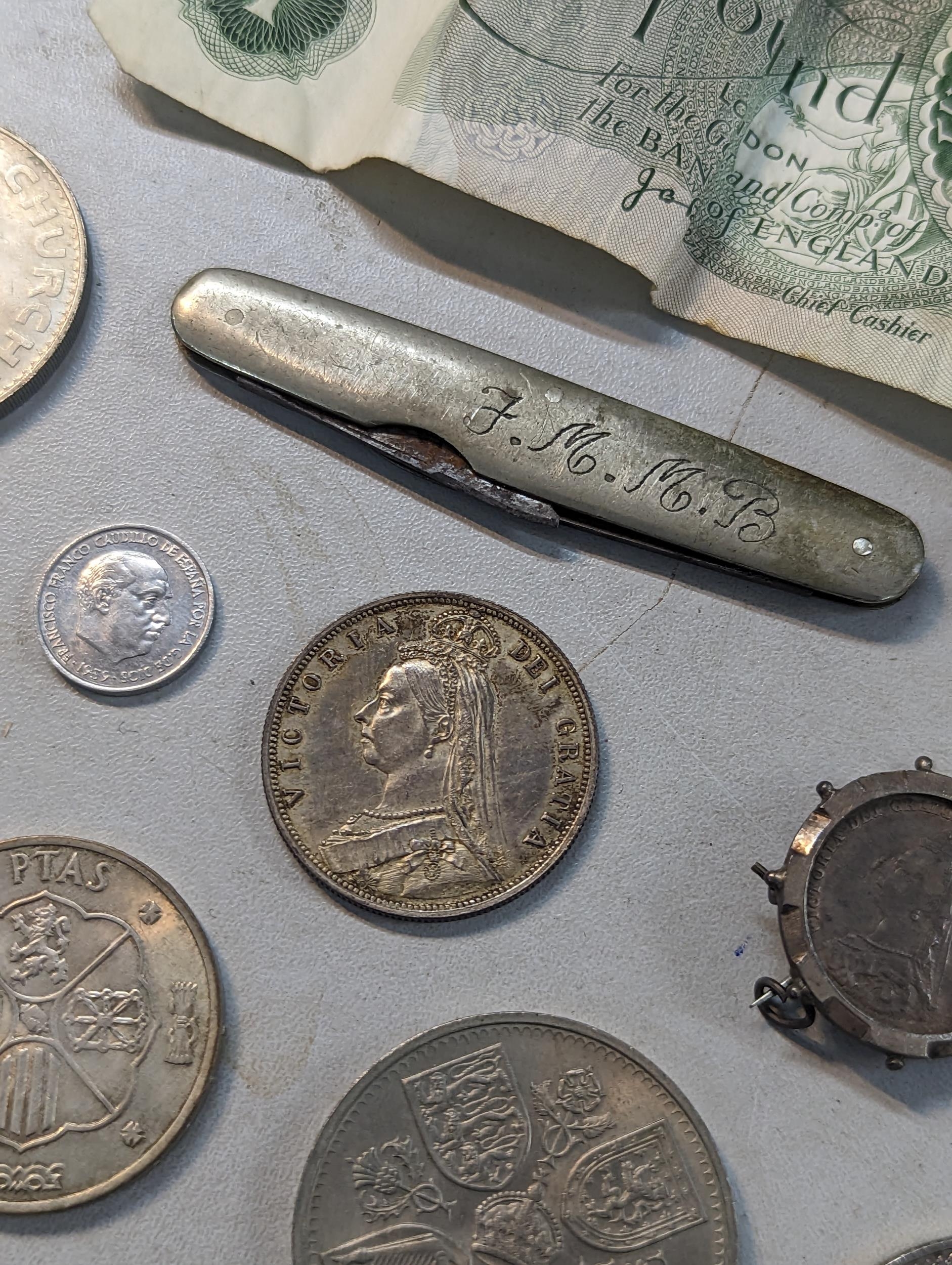 A mixed lot of collectables to include Victorian and later coinage, a 1887 half crown and later - Image 13 of 14