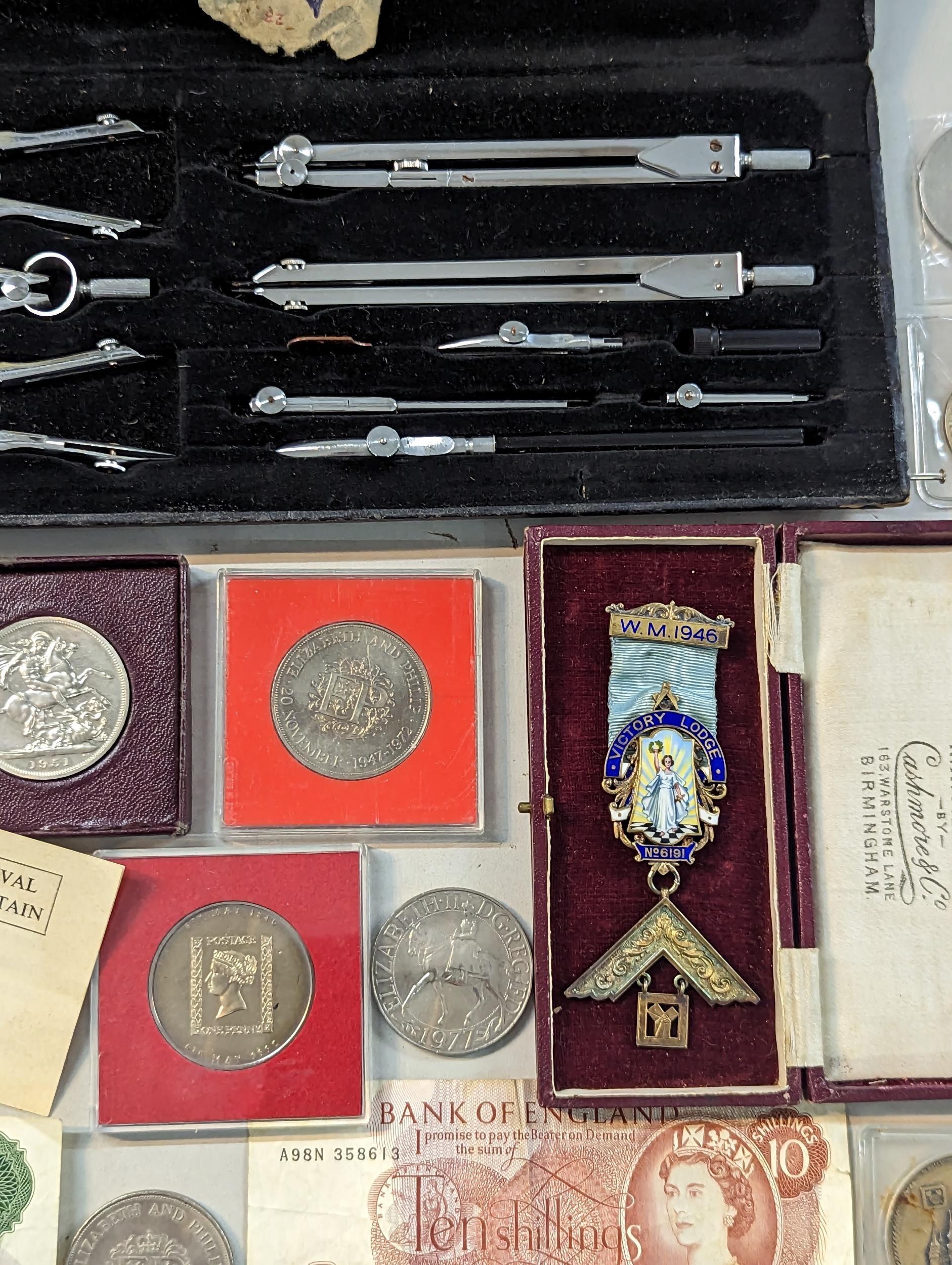 A mixed lot of collectables to include Victorian and later coinage, a 1887 half crown and later - Image 11 of 14
