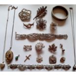 A quantity of early to mid 20th Century silver and white metal filigree costume jewellery together