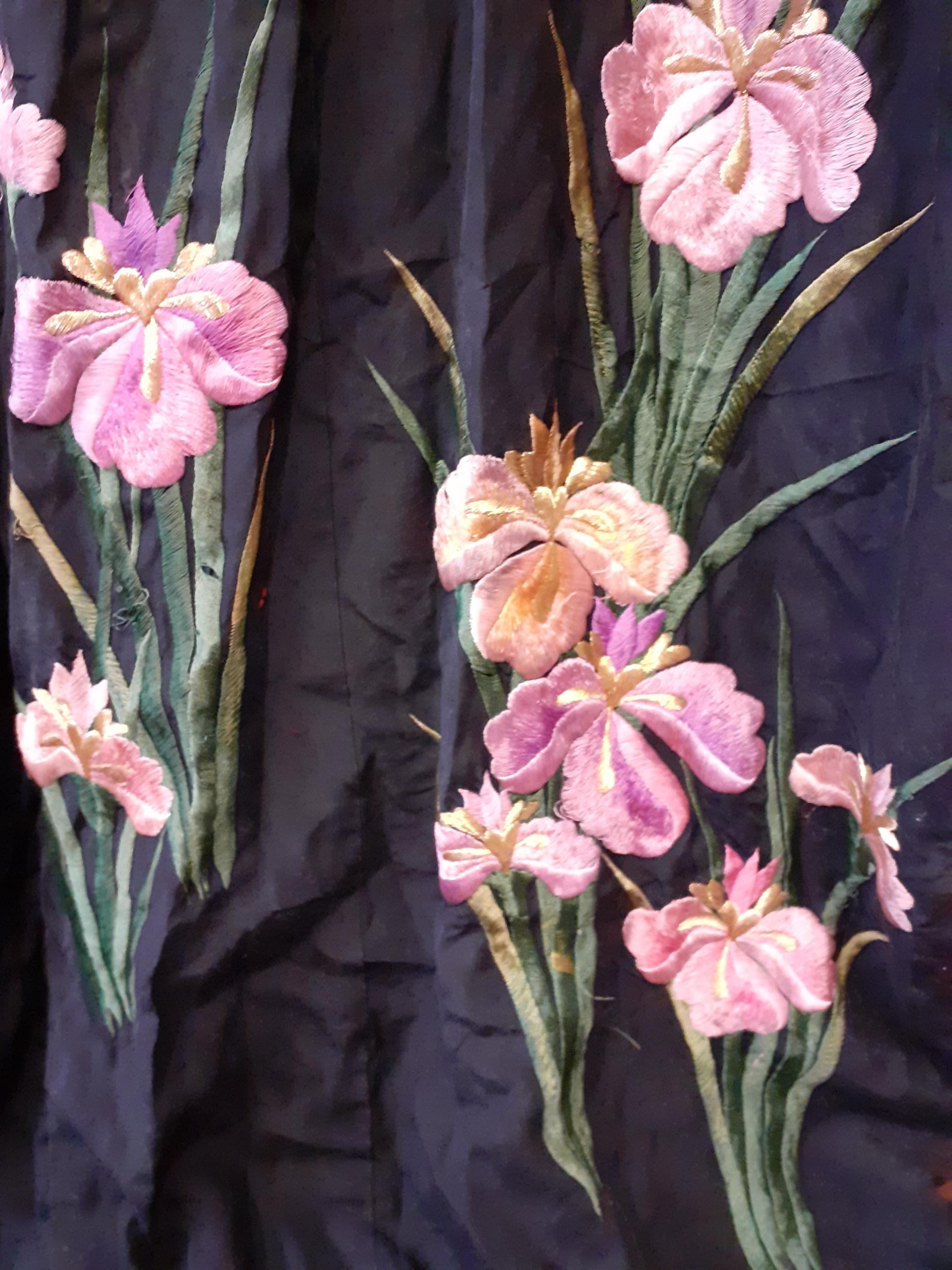 A 20th Century Japanese robe in black silk having hand-embroidered pink flowers and green tubular - Image 3 of 8