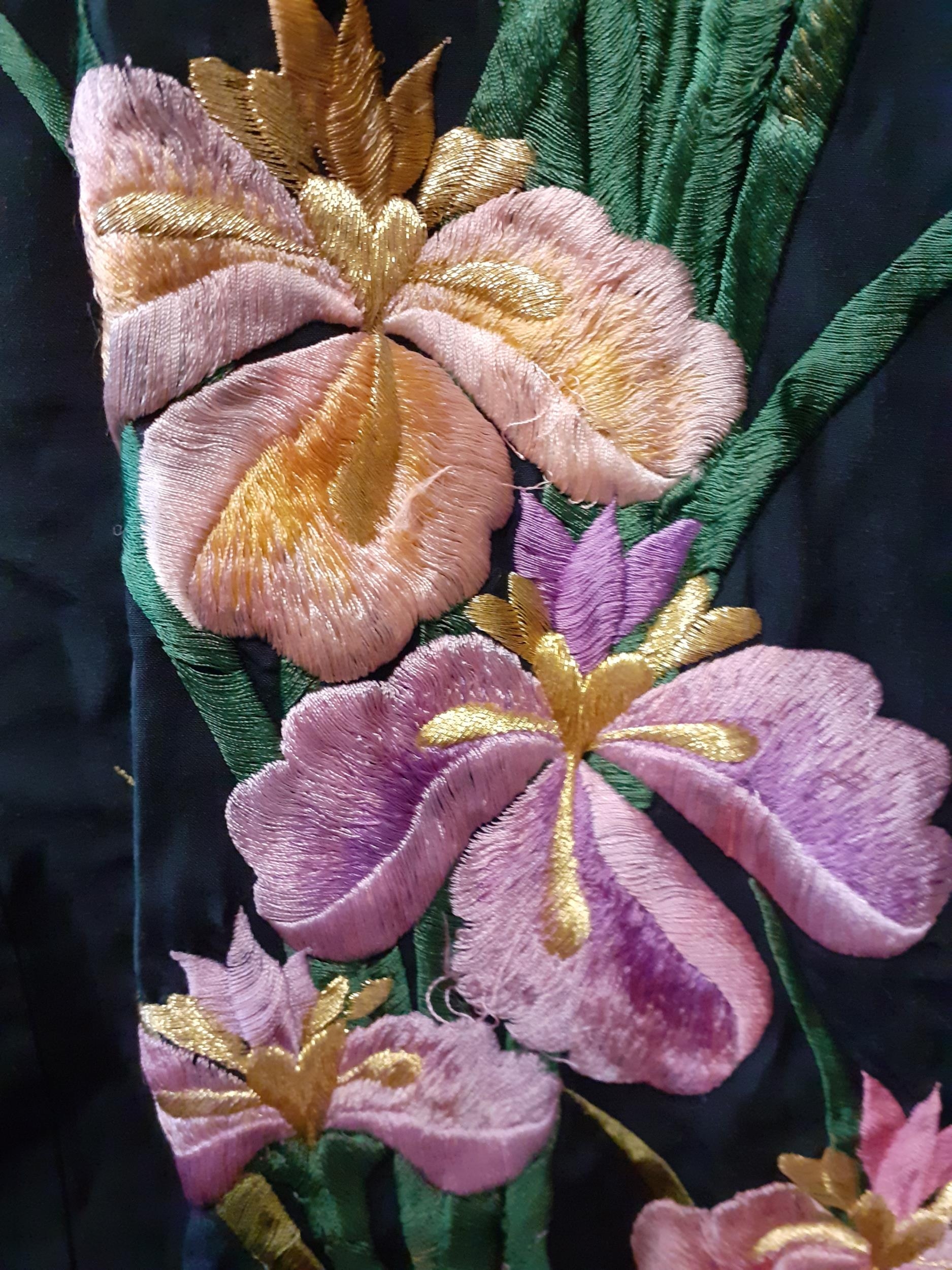 A 20th Century Japanese robe in black silk having hand-embroidered pink flowers and green tubular - Image 4 of 8