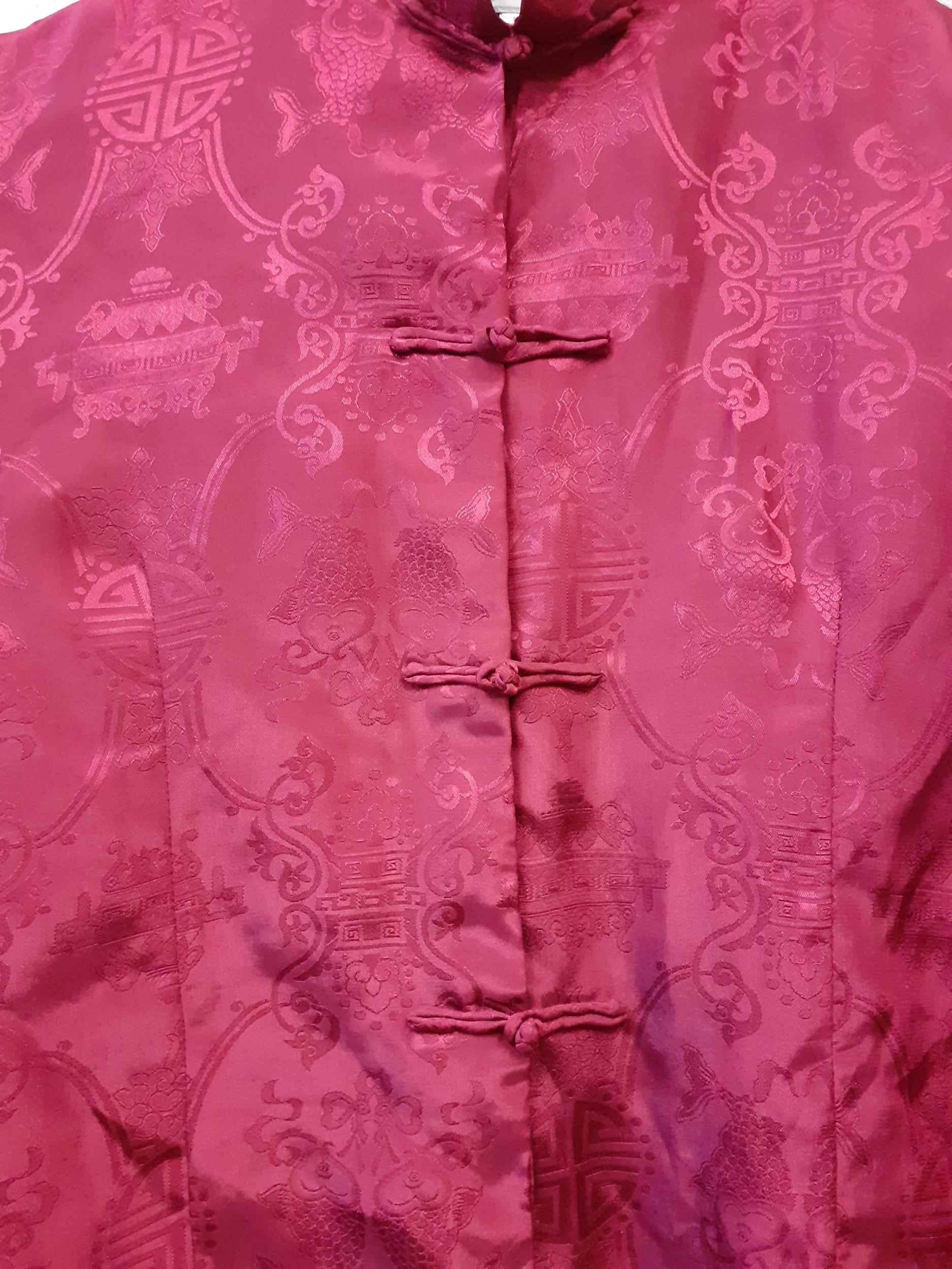 A 20th Century Japanese robe in black silk having hand-embroidered pink flowers and green tubular - Image 7 of 8