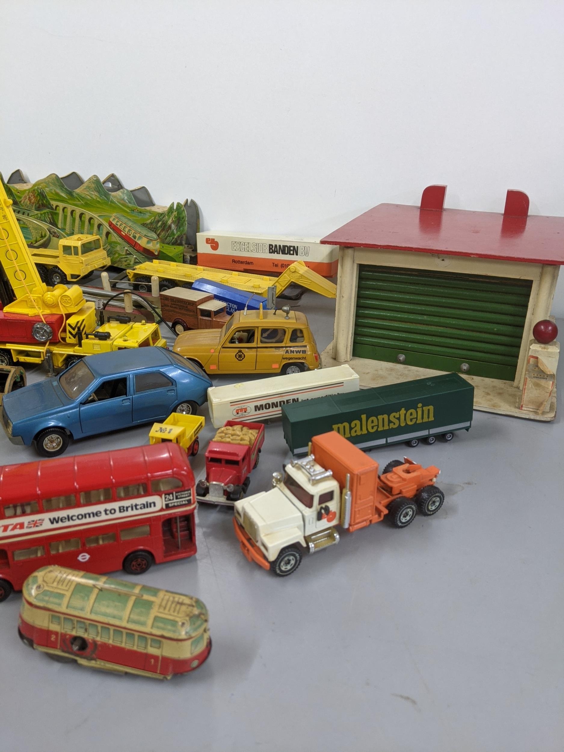 Mixed toy cars to include Siku 4010 Krane, Dinky 965, Dinky 343, Dinky Bedford Meccano Ltd, and - Image 5 of 9