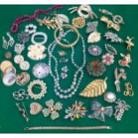 Vintage costume jewellery, mainly brooches, to include a pair of Sarah Coventry gold tone and