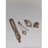 A mixed lot of 9ct gold jewellery to include a gold link chain, a 9ct gold heart shaped pendant