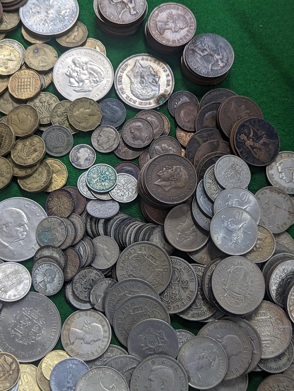 A mixed quantity of British and World coinage to include Victorian and later pennies and three pence - Image 3 of 6