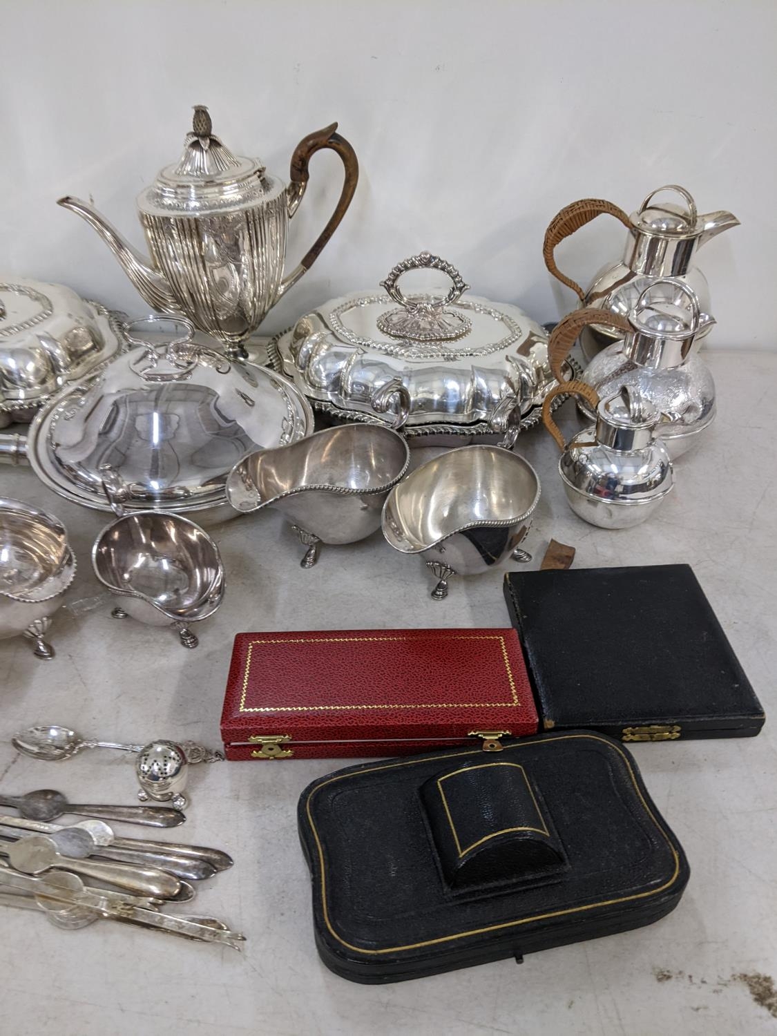 Mixed silver plate to include a teapot, pair of entrée dishes, sauce boats and other items, together - Image 2 of 3