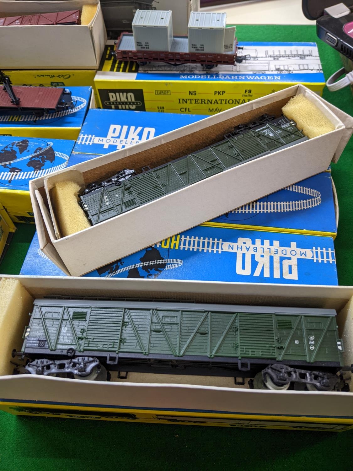 A group of pre 1980s German H0 (00) gauge model railway carriages and rolling stock to include - Image 3 of 5