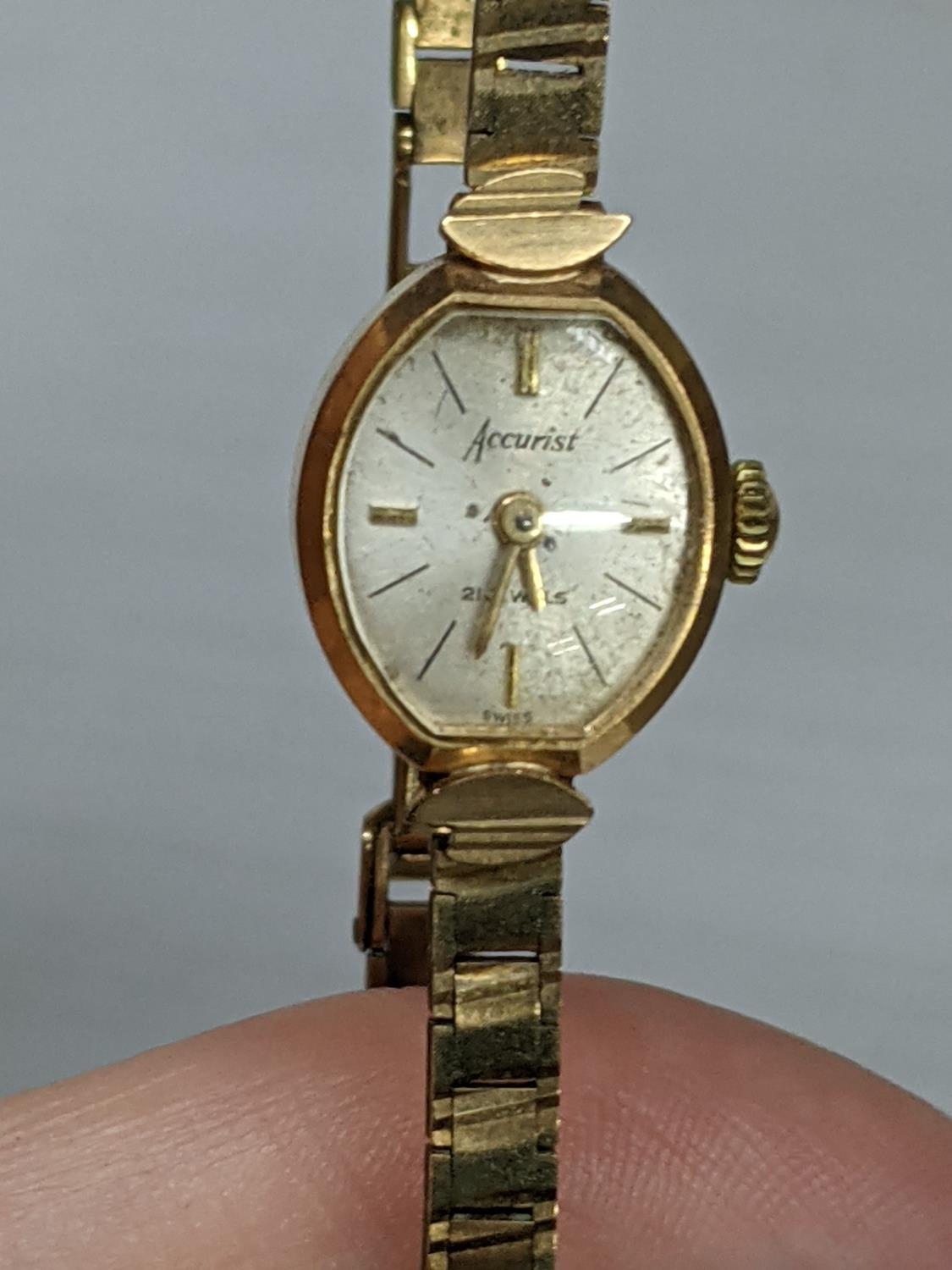A 9ct gold ladies manual wind wristwatch, total weight 13.3g Location: - Image 2 of 2