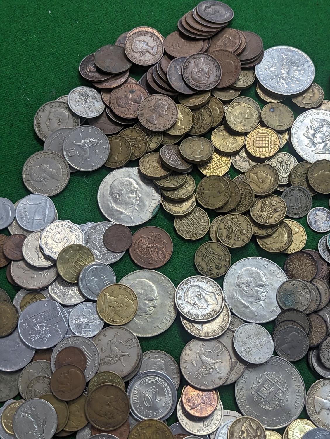 A mixed quantity of British and World coinage to include Victorian and later pennies and three pence - Image 4 of 6