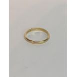 An 18ct gold wedding ring 1.65g Location: