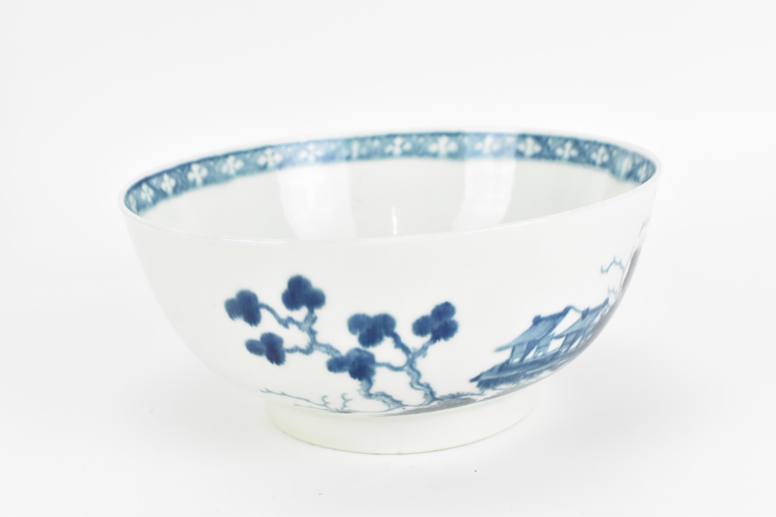 A late 18th century blue and white Worcester porcelain bowl, in the chinoiserie taste with Chinese