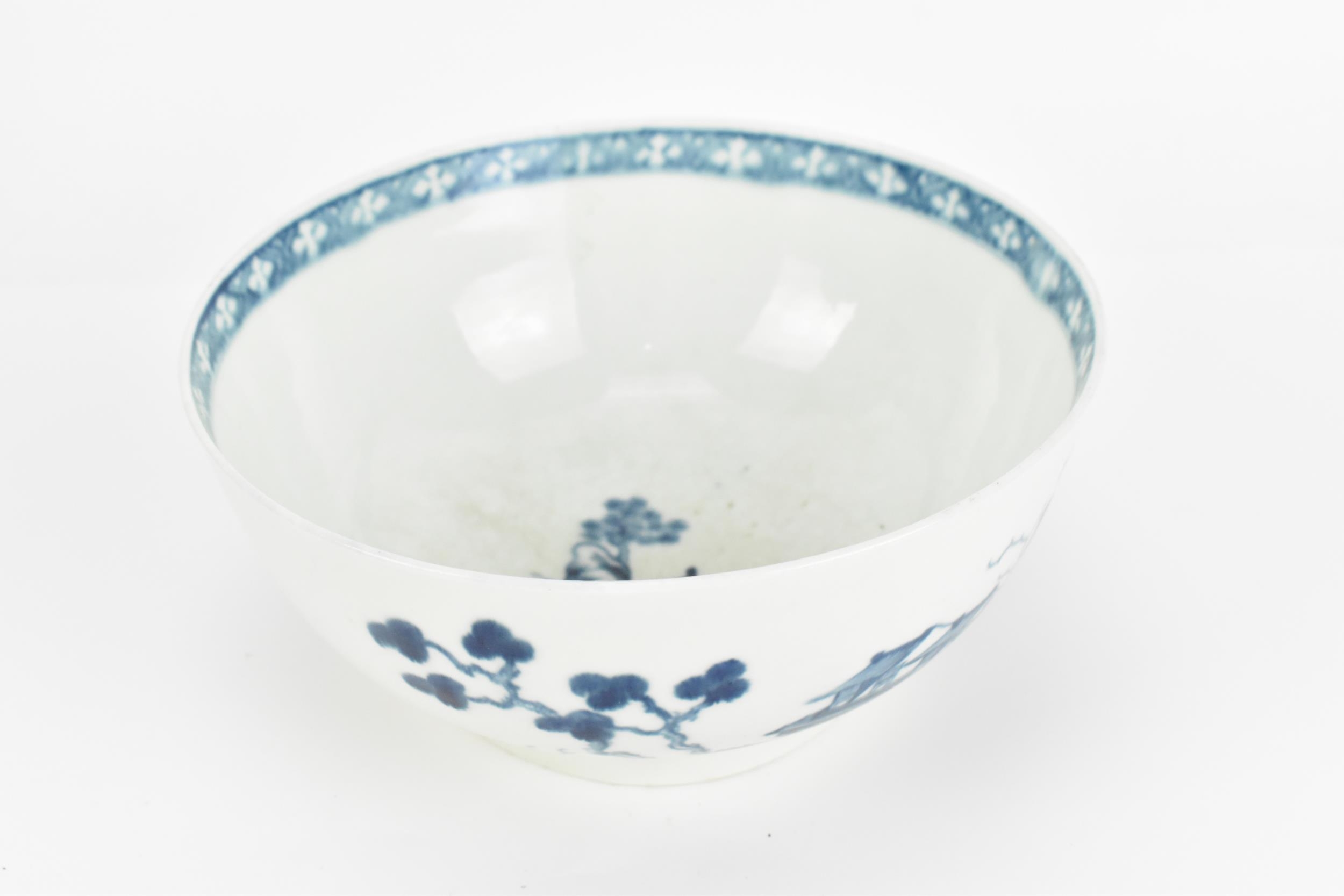 A late 18th century blue and white Worcester porcelain bowl, in the chinoiserie taste with Chinese - Image 5 of 5