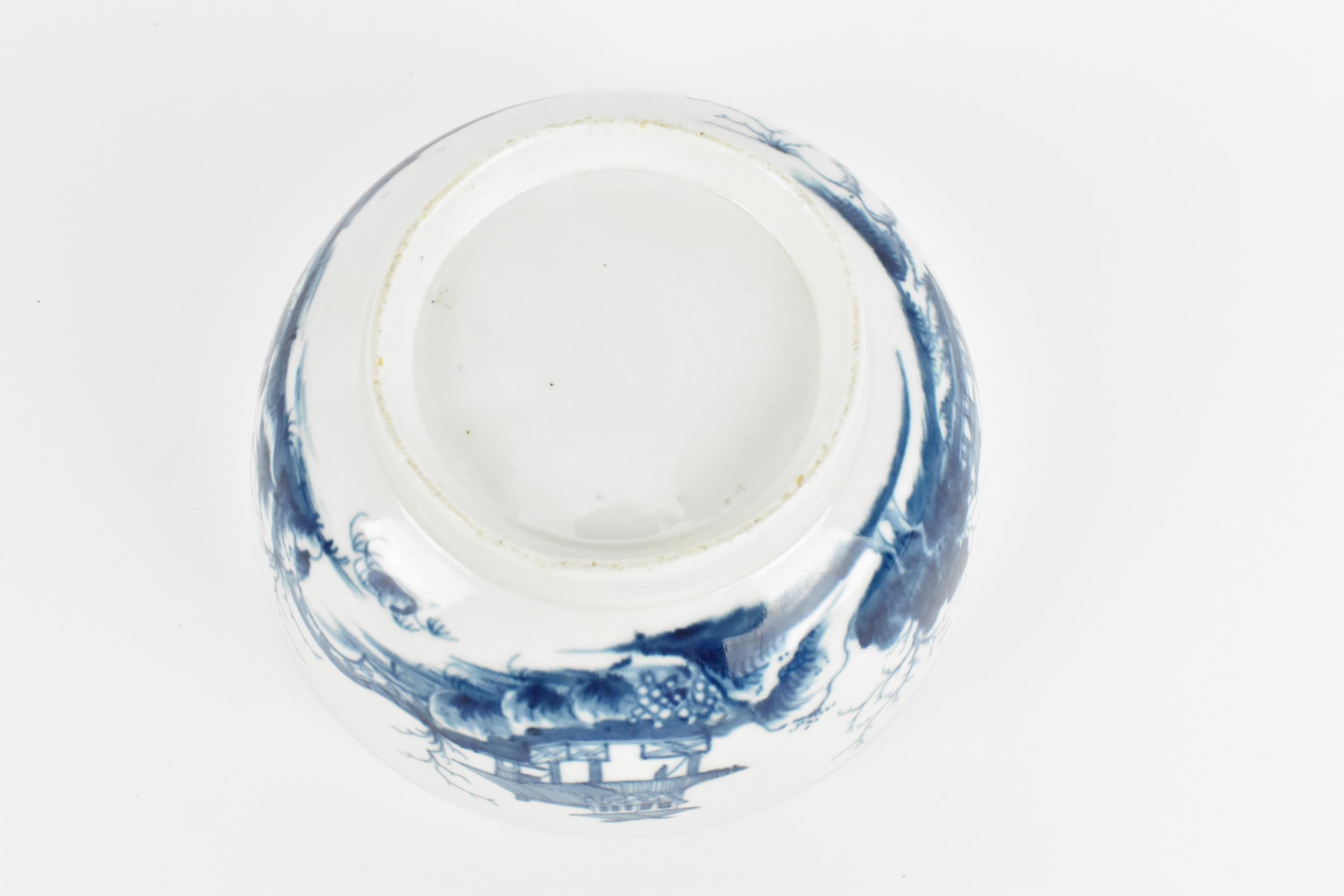A late 18th century blue and white Worcester porcelain bowl, in the chinoiserie taste with Chinese - Image 3 of 5