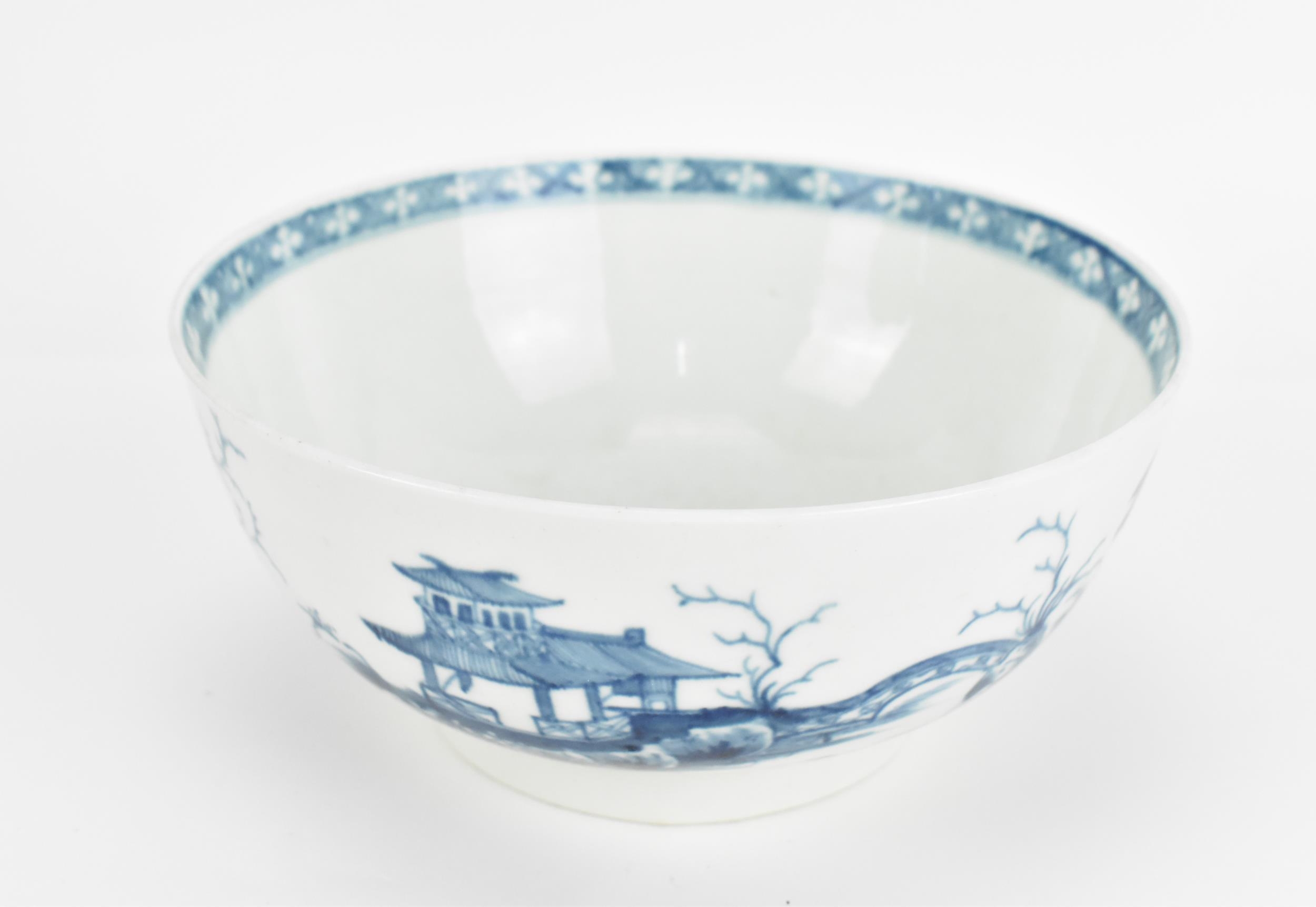 A late 18th century blue and white Worcester porcelain bowl, in the chinoiserie taste with Chinese - Image 4 of 5