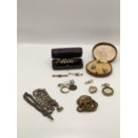 A mixed lot of jewellery to include two 9ct brooches set with seed pearls, along with a yellow metal