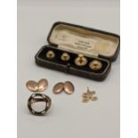 Mixed 9ct gold items to include a pair of 9ct gold cufflinks, a 9ct gold pendant in the form of