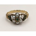 An Edwardian yellow metal emerald and pearl daisy ring, 2.7g Location: