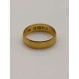 A 22ct gold wedding ring 4.4g Location: