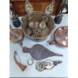 Mixed metalware and treen, to include kettles, horse badges, horn, Splitter figures, tray horning