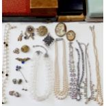 A quantity of vintage costume jewellery to include enamelled brooches A/F, an Aurora Borealis 2