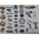 A quantity of vintage gold tone and silver tone brooches having paste and glass cabochons to include