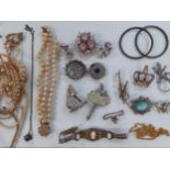 A small quantity of costume jewellery to include a silver bug bar brooch with white paste stones, an