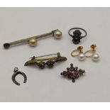 A mixed lot of jewellery to include 9ct gold cultured pearl earrings, a yellow metal brooch, a