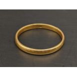 A yellow metal wedding band engraved with date to the inside, 3.2g Location:
