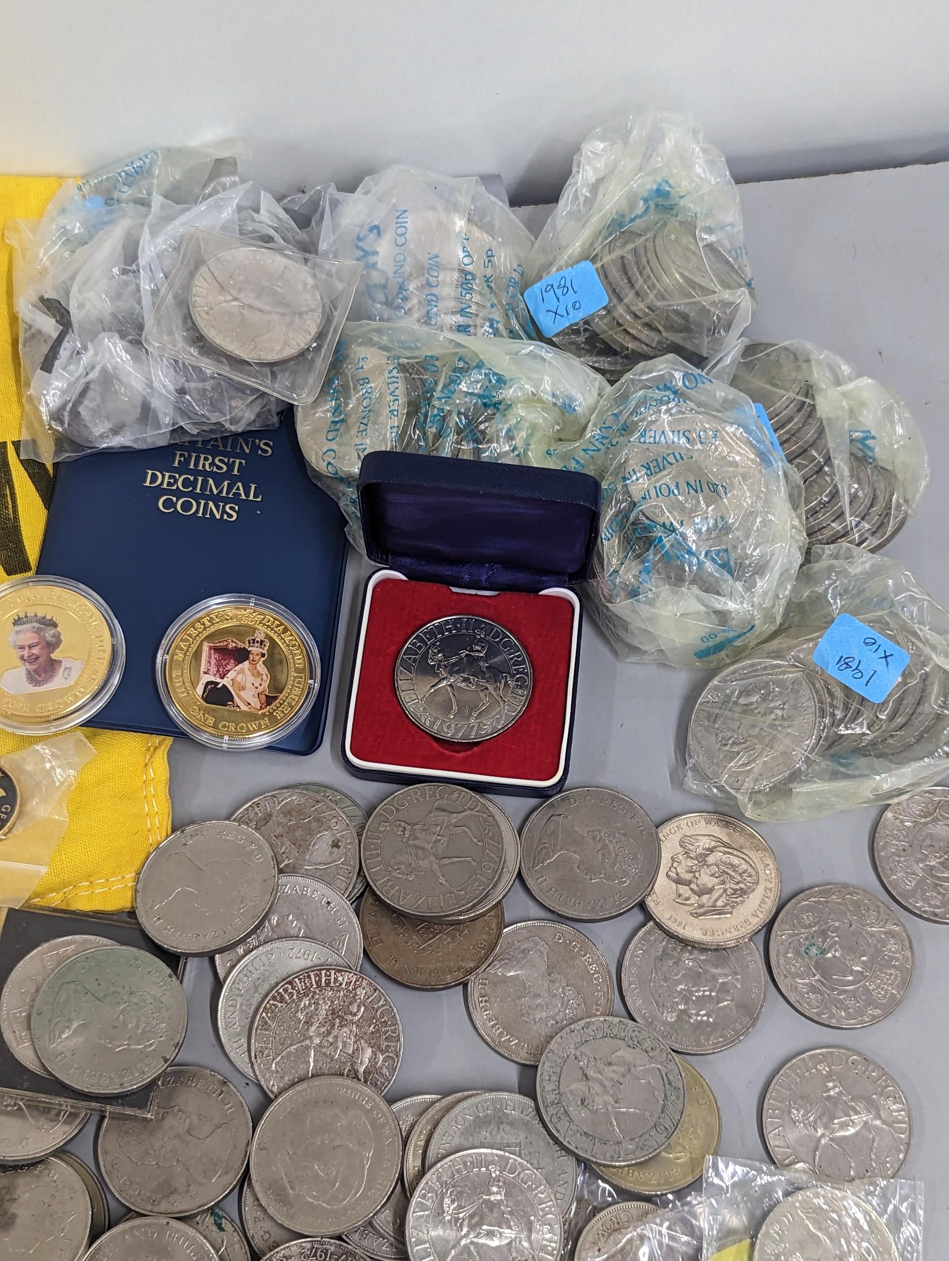 A large collection of UK commemorative crowns to include 1972 Elizabeth II and Philip, Silver - Image 2 of 12