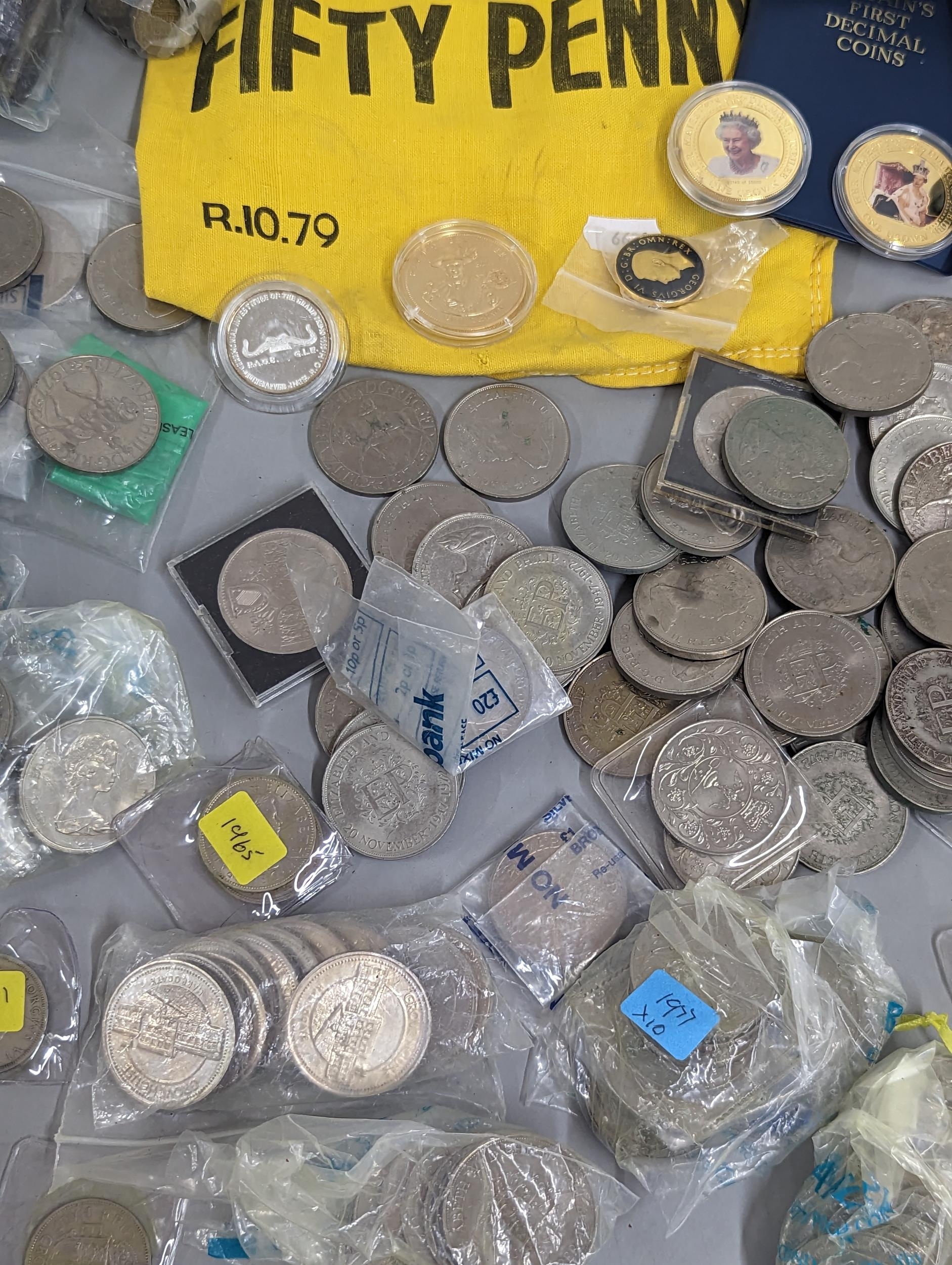 A large collection of UK commemorative crowns to include 1972 Elizabeth II and Philip, Silver - Image 6 of 12